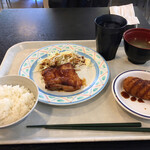 Cafeteria 若葉 - ライスと味噌汁もオーダーして定食完成。