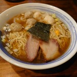 麺屋 悠 - 限定のミックスワンタンメン（1000円）を大盛（100円）
      海老ワンタン2個と肉ワンタン3個が付く♪