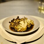 INUA - 熟成・燻製させた舞茸、松のだしと塩漬けしたサクラ。