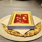 プラムレザーとフレッシュなアロマティックフラワー。