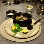 ハスの実とかぼちゃの種のシチュー、黒トリュフと炭火で焼いた薔薇。