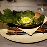 INUA - 豆腐のカマンベール仕立て、銀杏とイチジクの葉。