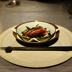 炭焼きした野生の鴨、かやの実のソース、レモンタイム。