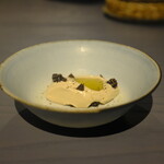 INUA - キャラメライズした麦麹のアイスクリームと蜂蜜で漬けた松ぼっくり。