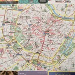 Hotel Beethoven Buffetfrühstück im Mezzanin - レセプションでもらった市内地図を眺めながら翌日の行動を決める (無計画な旅なもんで)