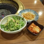 焼肉居酒屋 とんとん - ランチのサラダとキムチ