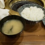 焼肉居酒屋 とんとん - ランチの味噌汁とライス