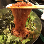 Yakiniku Yakitaro - 麺が赤い