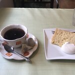パスタで食堂 - ランチセットAのデザートのシフォンケーキとドリンクのコーヒー