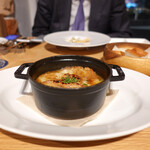 AU GAMIN DE TOKIO table - 熱々オニオン・グラタン