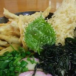 睦月 - 天婦羅うどん（750円）