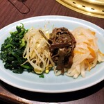 東海苑 - ナムル700円。