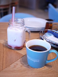 Merengue - つぶつぶ苺ミルク(¥390)／コナ・ブレンド  オリジナルコーヒー(¥450)