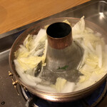 しゃぶ亭福家 - まずは白菜を入れて煮込んでいます。