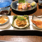Osake to wasai iduru - これだけでお酒が飲み続けれる前菜。この日は胸肉とマグロの瞬間揚げと甘エビ。もう1セット欲しい！！