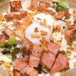 お酒と和彩 いづる - ベーコンがメチャ分厚い笑食べ応えのあるサラダ