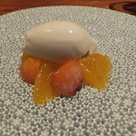 カモシヤ クスモト - デザート　わさびと豆乳のジェラート　綺麗なお皿に乗せて