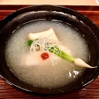 山玄茶 - 椀物〜脂ののったノドグロを、あっさりとした蕪の摺流しで頂きます。熱々で京都らしい椀物は嬉しい。♫
