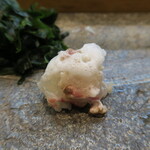 寿司栄 - 鯛　烏賊炭塩、橙泡