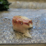 寿司栄 - 縞鯵　藁燻し