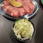 塩ホルモン 周吾 - 牛タン(ネギ付き)♬