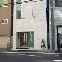 ナベノ-イズム - 外観。白い4階建。