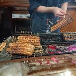 かぶと - 蒲焼きを焼いています