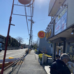 煮干しらぁめん 猫トラ亭 - お店の外観　11時少し前。もう並んでいる