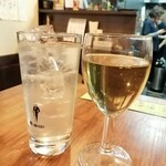 立ち呑み とーど - 白ワイン(300円)、レモンサワー(250円)