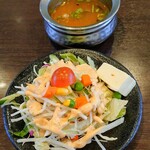 SABERA TIKKA BIRIYANI - セットのサラダとスープ
