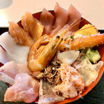 土浦魚市場 - ビックリ海鮮丼1,350円、確かに慌てる盛り付け。