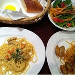 トラットリア　カステッリーナ - Pranzo Ｂセット。1/3の1サイズで本日のパスタ3種。パン、サラダバー、ドリンク付き1200円。