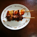 日本一 - 料理写真:豚ねぎ串(たれ)、レバー串(たれ)