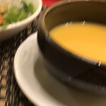 近江牛専門店 れすとらん 松喜屋 本店 - 季節のスープは人参のスープ。
                                それに野菜サラダ。