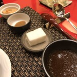 近江牛専門店 れすとらん 松喜屋 - ステーキ に付けるソースは上からニンニクチップ、ホースラディッシュ（醤油味付き）、淡塩（ゼラチンで固めてます）、大根おろしのステーキ ソース