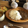 サンプソン - 料理写真:地鶏カレーお皿が深めなのでルーもお米も結構たっぷり！サラダとスープがついて900円弱。