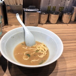横浜ラーメン 渡来武 - 麺だけ食べて残った少な過ぎるスープ…