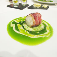 ソンブルイユ TOKYO - ベーコンを纏った鮟鱇のロティ　九条ネギのプレゼ　緑のオイル