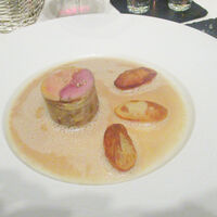 ソンブルイユ TOKYO - 鴨胸肉とフォアグラの塩パイ包み