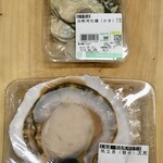 紀ノ国屋 - 北海道噴火湾の大きな帆立貝 (三年貝) と岩手県産の牡蠣