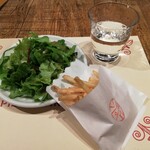 PIZZAMAN TOKYO - サラダ、ポテトフライ付き。