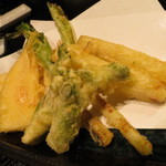 魚んと - 春野菜のてんぷら。天ぷらは、２種のお塩で頂きました。