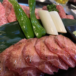 Yakiniku Shokuniku Oroshi Chokueiten Ambai - 牛タン美味しそう