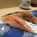 Sushi Mandokoro - 手前：養殖のシマアジ・奥：山口産の穴子