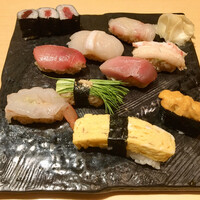 豊鮨 - ランチのぼたんにぎり(雲丹と赤酢を選択) 1500円(税込)
                    お椀と茶碗蒸し付き
                    
                    日曜の予約なしの開店時間で1時間以上の待ち。
                    写真の見た目以上にネタとシャリのボリュームがある。