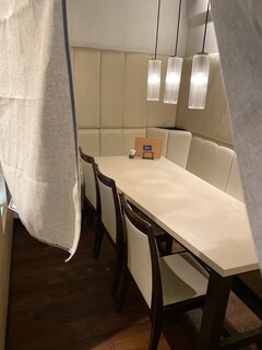Kuzushi Sushi Kappou Kurage - のれんで仕切られた半個室。空間的には完全個室。