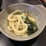 讃岐うどん 秀 - なので、普段は使用しない小皿を利用して、取り分けて食べる