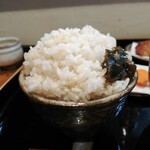 Hachiouji Shokudou Hibi - ご飯茶碗は普通サイズ。７分づき米の大盛はサービス。