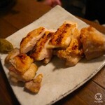 酒喰およべ - 若鶏の塩焼き￥880。
            パリっと焼かれた塩味の鶏、
            美味しい(≧∀≦)
