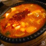 酒喰およべ - 麻婆豆腐小鍋￥880。辛さが１～５まで選べる！
            麻婆豆腐というよりチゲ鍋のような、具が沢山でスープも飲める美味しさ(^O^)